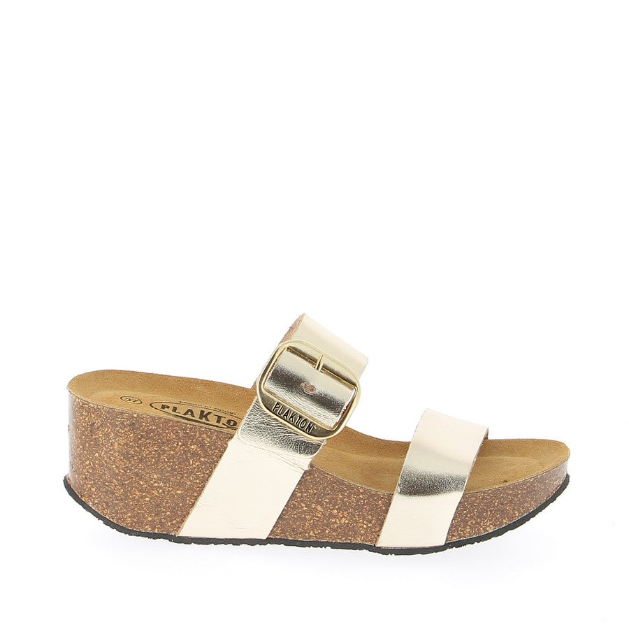 The inside of Plakton's 873004 Gold Wedge Sandal reveals a luxuriously lined footbed, featuring memory cushion technology for enhanced support and comfort. Crafted with precision, this detail promises a plush and comfortable wearing experience.